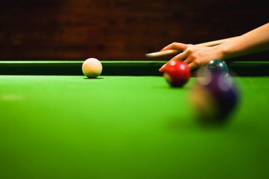 Bilardo oyunu, barda bilardo masası ve beyaz bilardo topu.