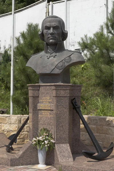 Monumento Fedor Fedorovich Ushakov su territorio di un tempio in soluzione Kudepsta, Sochi — Foto Stock