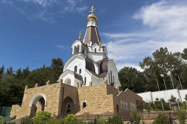 Iglesia de los Santos Justos Guerrero Feodor Ushakov en el pueblo turístico Kudepsta, Sochi — Foto de Stock
