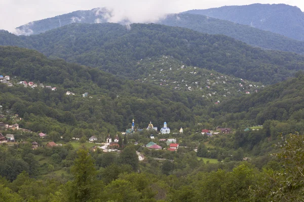 Pohled na vesnici Zaostrovʼye a Trinity-Georgievskiy klášter v Adler okres Soči — Stock fotografie