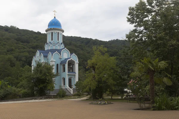 Patio del monasterio femenino Trinity-Georgievsky y la iglesia en honor del mártir Huara en Lesnoye pueblo, distrito de Adler región de Krasnodar —  Fotos de Stock