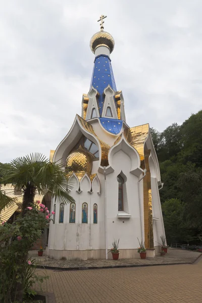 Templo en honor del icono de Nuestra Señora de Semistrelnaya Trinity-Georgievsky monasterio femenino en Lesnoye pueblo, distrito de Adler, región de Krasnodar —  Fotos de Stock