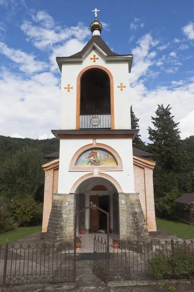 Templo de São Jorge na aldeia Lesnoye, região de Krasnodar, Rússia — Fotografia de Stock