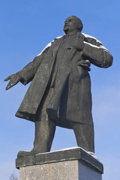 Emlékmű, hogy Lenin a háttér a kék ég téli város Velsk, Arhangelszk régióban, Oroszország — Stock Fotó