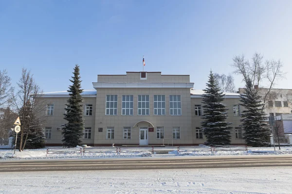 Bâtiment du tribunal de district et du bureau du procureur dans la ville de Velsk, région d'Arkhangelsk — Photo