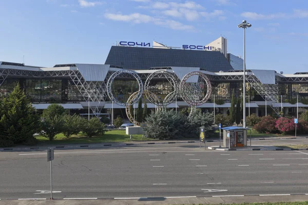 Anillos olímpicos en un fondo del aeropuerto de Sochi, Adler, región de Krasnodar, Rusia — Foto de Stock