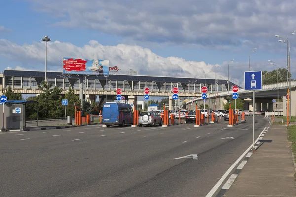 Partenza dal territorio dell'aeroporto di Sochi, Adler, regione di Krasnodar, Russia — Foto Stock