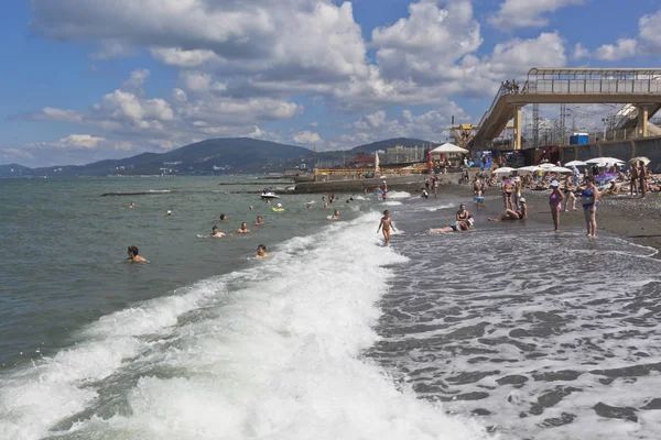 Strand in der Nähe des Lokdepots in der Erholungssiedlung adler, Sotschi — Stockfoto