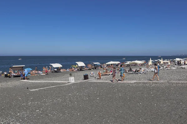 Playa "Chispa" en el asentamiento turístico Adler, Sochi — Foto de Stock