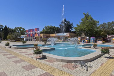 Adler, Soçi, Krasnodar bölgesi, Rusya Federasyonu - 13 Temmuz 2016: Adler eğlence parkı, Sochi Çeşme
