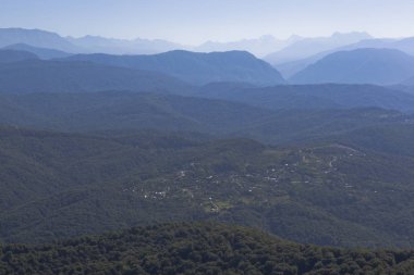Hleborob Köyü ve Kafkas Dağları dağ büyük Ahun, Krasnodar bölgesi, Rusya üzerinde bir kuleden görünüm