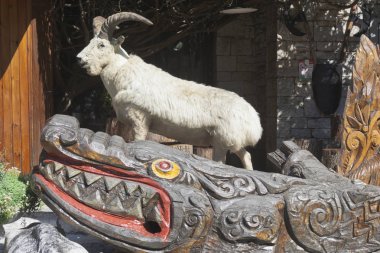 Bir doldurulmuş keçi ve bir dağ büyük Ahun, Sochi kule dibinde oyma ahşap timsah heykel kompozisyon