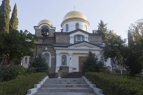 Chiesa della Trasfigurazione nel quartiere Hosta di Sochi città all'alba — Foto Stock