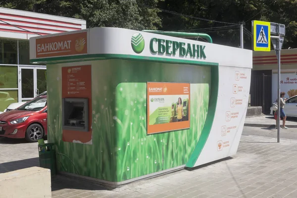 Bancomat della Cassa di Risparmio in Lenin Street in località di Adler, Sochi — Foto Stock