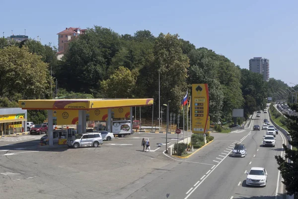 Gasolinera "Rosneft" en la calle Lenin en el asentamiento turístico Adler, Sochi — Foto de Stock