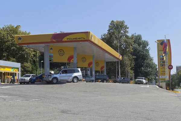 Fuel filling company "Rosneft" on Lenin Street in the resort settlement Adler, Sochi — Stock Photo, Image