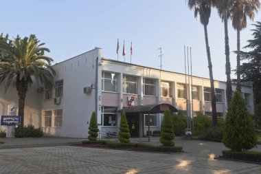 Adler, Soçi, Krasnodar bölgesi, Rusya Federasyonu - 17 Temmuz 2016: Adler bölge Sochi içinde yükselen güneş ışınlarının Yönetim Binası