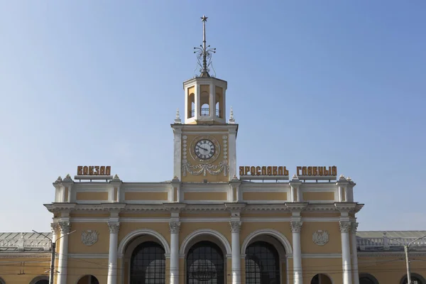 Frammento di un edificio la stazione ferroviaria nella città di Yaroslavl — Foto Stock