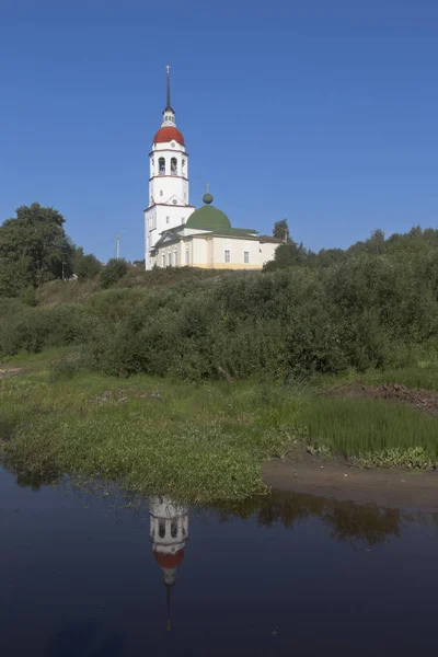 Kostel Nanebevzetí Panny Marie na břehu řeky Suchona ve městě Nikolae — Stock fotografie