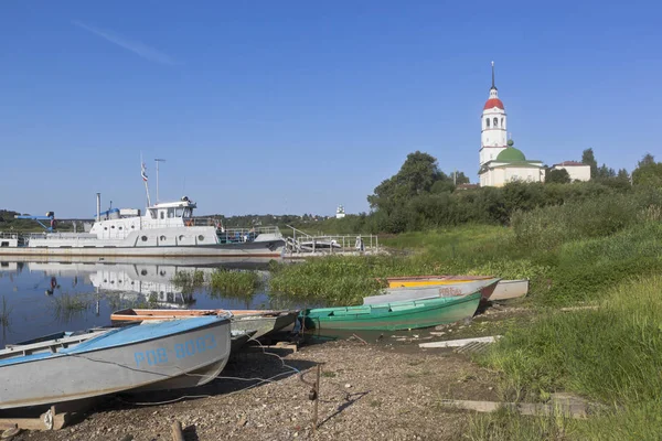 Estacionamento de barco na costa rio Sukhona perto da igreja Assunção da Virgem Santíssima na cidade de Totma, Região de Vologda — Fotografia de Stock