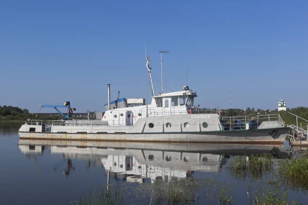 Situational ship "Nightingale" moored to shore of river Sukhona near the town of Totma, Vologda Region — Stock Photo, Image