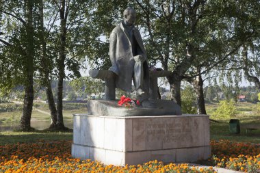 Anıt şair Nikolai Mikhailovich Rubtsov nehir kıyısında Sukhona Totma şehir içinde
