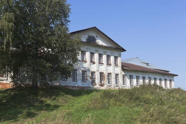 Edificio del antiguo hotel para peregrinos Spaso-Sumorin Monasterio en la ciudad de Totma — Foto de Stock