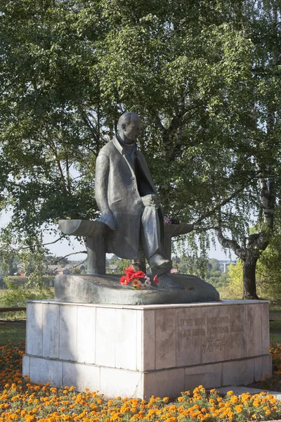 俄罗斯沃洛格达地区托特马 2016年8月10日 沃洛格达州托特马市诗人尼古拉 米哈伊洛维奇 鲁布佐夫纪念碑 — 图库照片