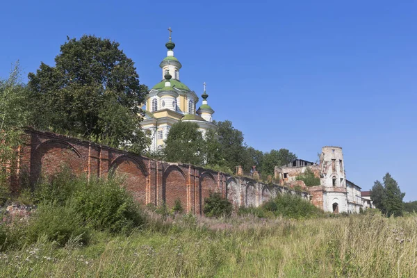 Ruinen des Spaso-Beschwörer-Klosters und der Kathedrale Himmelfahrt des Herrn in der Stadt Totma — Stockfoto