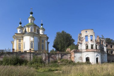 Görünümü varsayım kilise Spaso-Sumorin Manastırı'Totma şehir kalıntıları ve Rabbinin Katedrali yükseliş