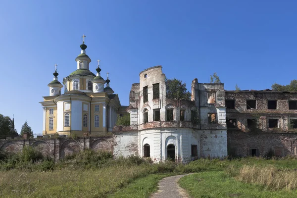 Ruinen des Spaso-Beschwörer-Klosters und der Kathedrale Himmelfahrt des Herrn in der Stadt Totma — Stockfoto