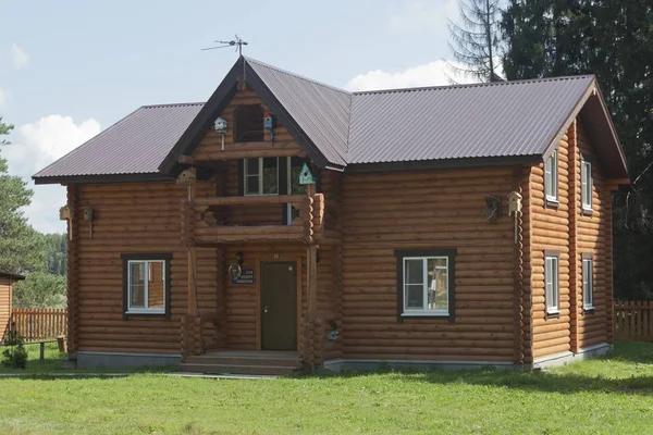 Casa Fyodor Konyukhov no território do campo de saúde de crianças "Escola de viajantes de Fedor Konyukhov" no distrito de Totemsky, região de Vologda — Fotografia de Stock