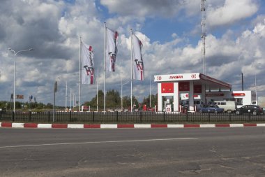 Şehirdeki Totma, Vologda bölgesi R7 karayolu üzerinde akaryakıt istasyonu 
