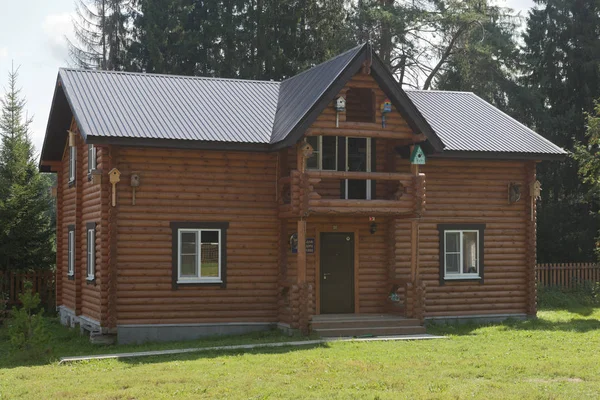 Haus von Fjodor Konjuchow im Erholungslager "Schule der Reisenden von Fedor Konjuchow" im Bezirk Totemski, Gebiet Wologda — Stockfoto