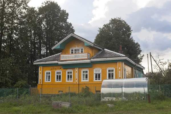 Деревенский дом с теплицей — стоковое фото