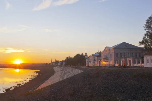 Coucher de soleil d'été sur la rivière Sukhona en bord de mer dans la ville de Veliky Ustyug — Photo