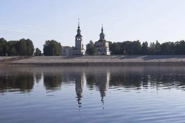 Visa från floden Sukhona på en kyrkan St Nicholas i staden av Veliky Ustyug en sommarmorgon — Stockfoto