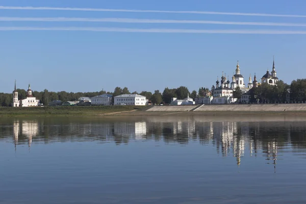 View of the waterfront in the town of Veliky Ustyug with Sukhona river — Stock Photo, Image