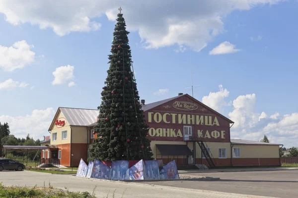 Veliky Ustyug Vologda Regionen Ryssland Augusti 2016 Julgran Nära Hotellet — Stockfoto