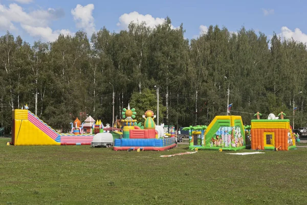 Os trampolins infláveis são divertidos para crianças na cidade de Veliky Ustyug — Fotografia de Stock