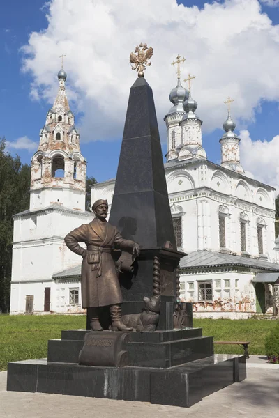Monument à Erofei Pavlovitch Khabarov sur le fond de l'église de la Transfiguration du Seigneur de la paroisse Sauveur-Transfiguration à Veliky Ustyug, région de Vologda — Photo