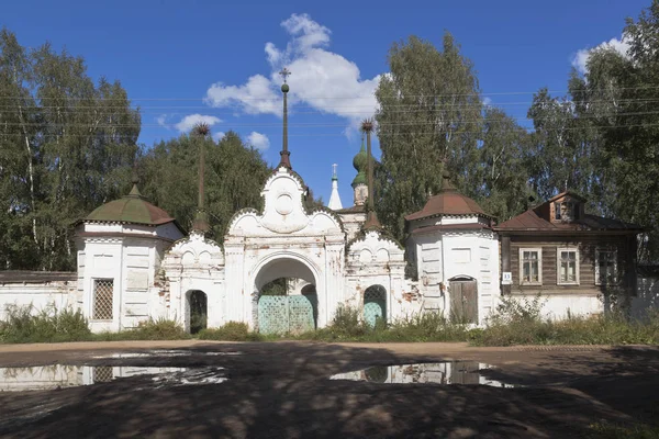 Veliky Ustyug, Vologda bölgesi Mikhailov-Arkhangelsk Manastırda kutsal kapıları — Stok fotoğraf