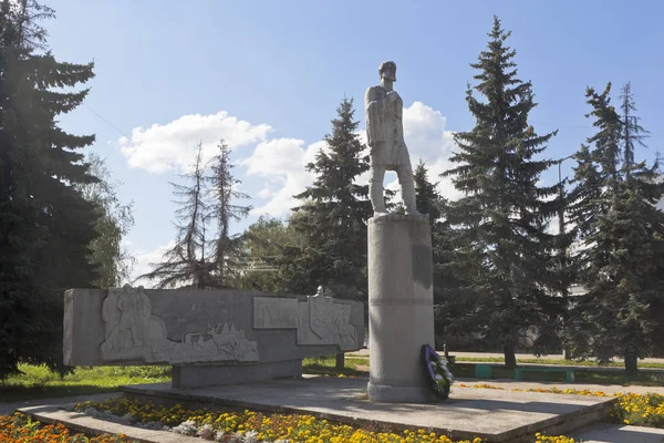 Monumento Semyon Dezhnev en la ciudad de Veliky Ustyug en la región de Vologda — Foto de Stock