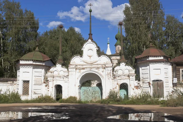 Puerta de entrada al monasterio Mikhaylo-Arkhangelsky en la ciudad de Veliky Ustyug Región de Vologda — Foto de Stock