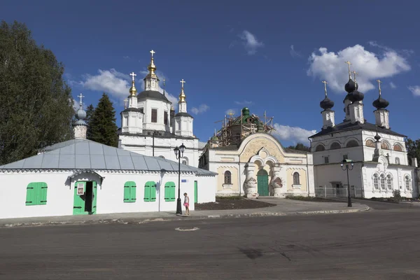 Binnenplaats van de kathedraal in Veliky Ustyug, Vologda regio — Stockfoto