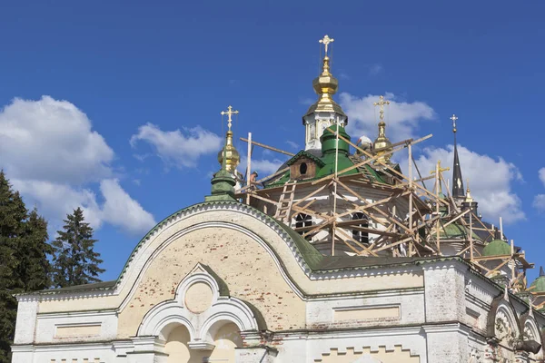 Lavori di restauro della chiesa di San Giovanni d'Ustyug sul cortile della cattedrale di Veliky Ustyug, regione di Vologda — Foto Stock