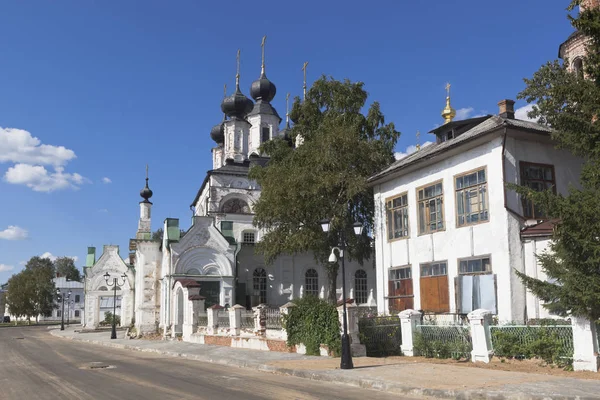 Uitzicht op de straat Embankment en kathedraal van Prokopy Ustyug in Veliky Ustyug, Vologda regio — Stockfoto