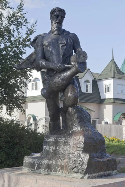 Sculpture "Verseau" à la gare fluviale de Veliky Ustyug, région de Vologda — Photo