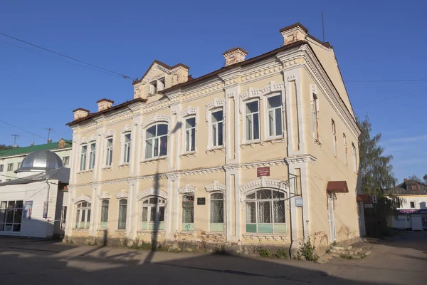 Edificio del periódico "pensamiento soviético" en la noche en los rayos del sol poniente en Veliky Ustyug, región de Vologda — Foto de Stock