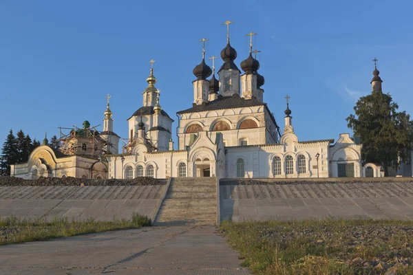 Street Embankment e Cattedrale Dvorishche Veliky Ustyug nei raggi del sole al tramonto — Foto Stock